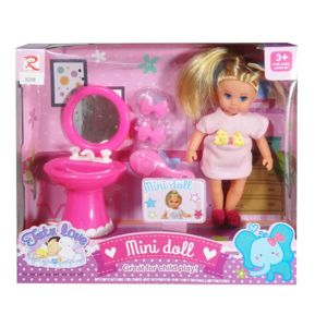 Mini panenka v koupelně